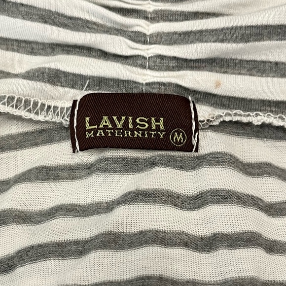 🩶 Maternity Top with Floral Appliqué | Lavish Maternity | White & Gray | Medium - Picture 4 of 7